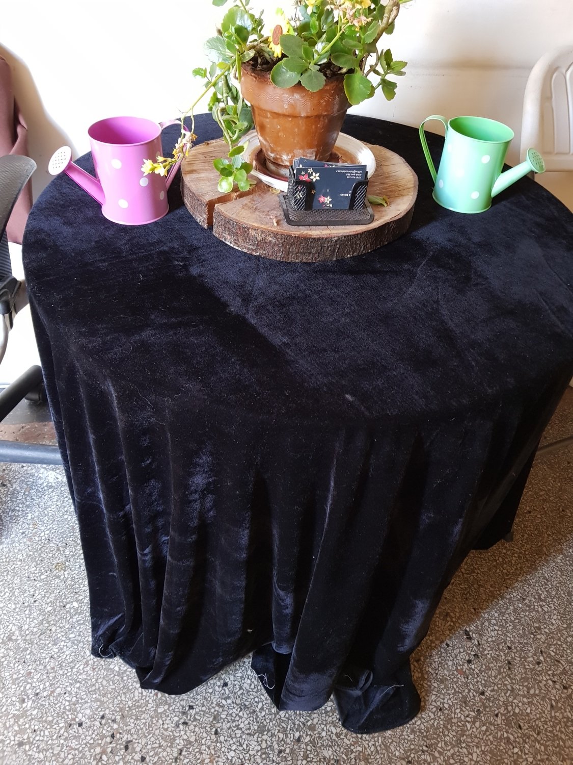 Fețe de masă negre din catifea elastică– eleganță premium pentru evenimente speciale