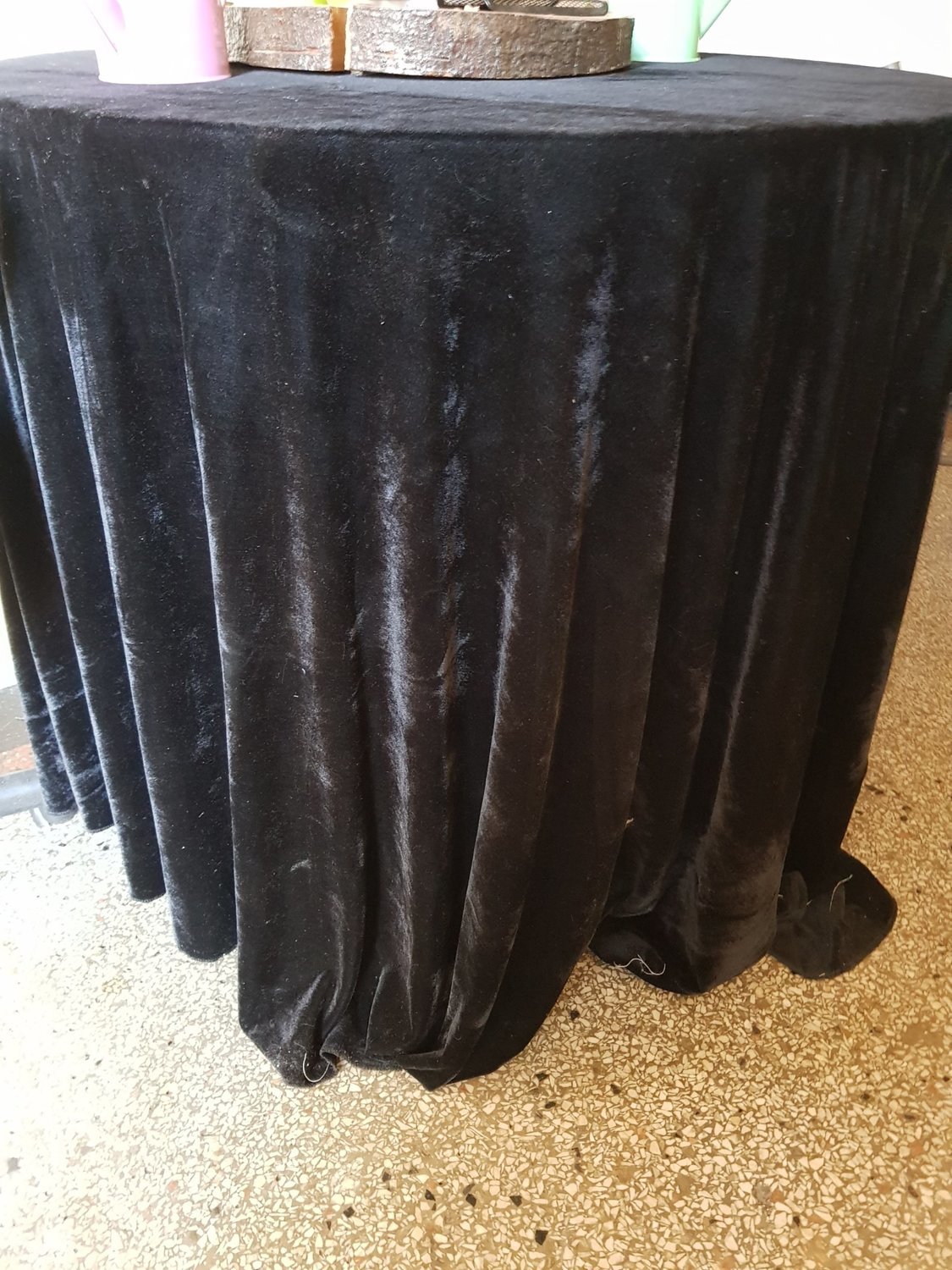 Fețe de masă negre din catifea elastică– eleganță premium pentru evenimente speciale