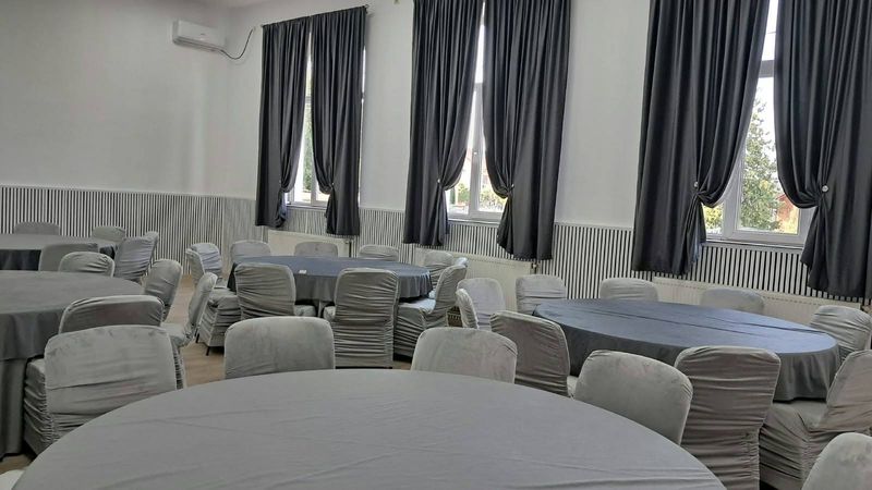 Față de masă confecționată din catifea fixa - gri închis