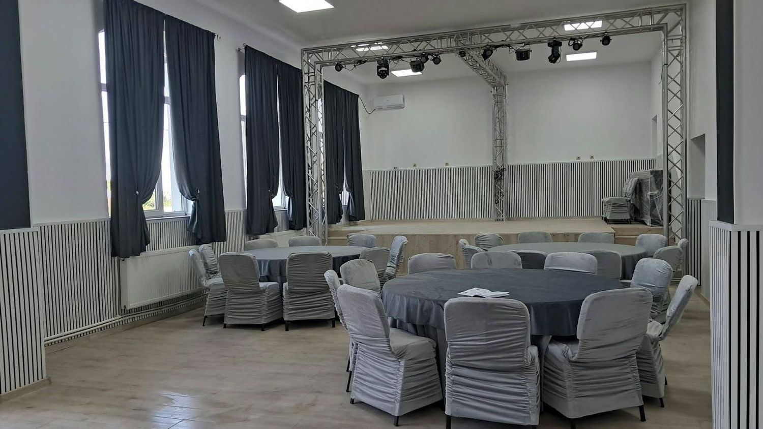 Față de masă confecționată din catifea fixa - gri închis