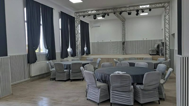 Față de masă confecționată din catifea fixa - gri închis