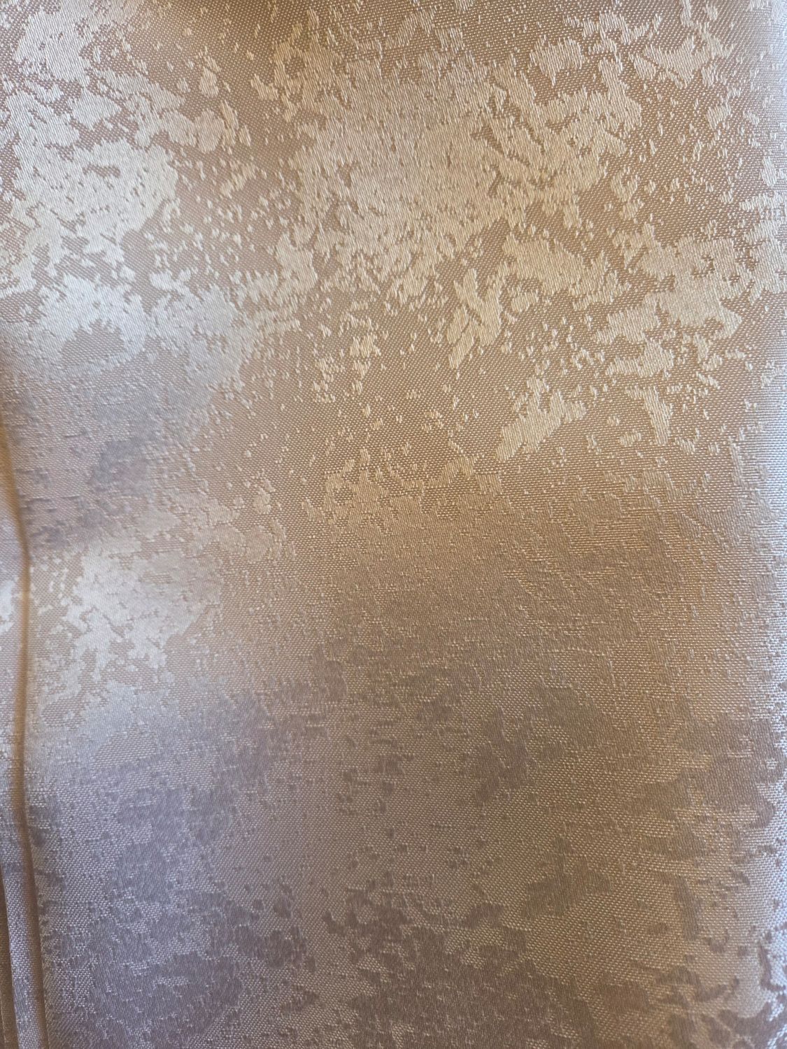 Fete de masă rotunde,  brocart alb ape-ape