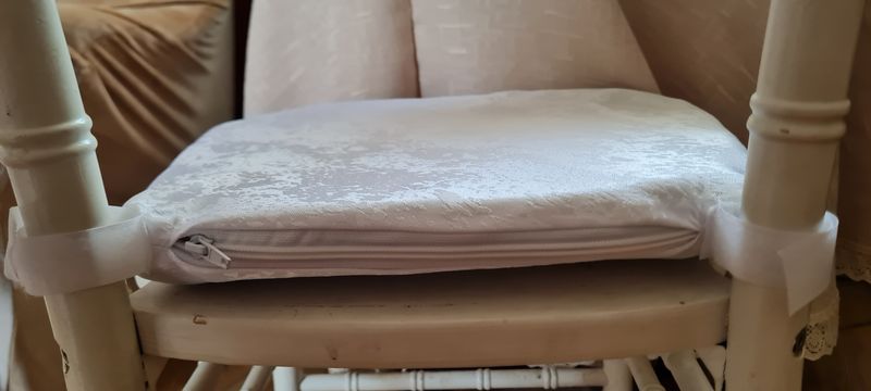 Husă brocart alb model ape pentru  pernă scaun chiavari