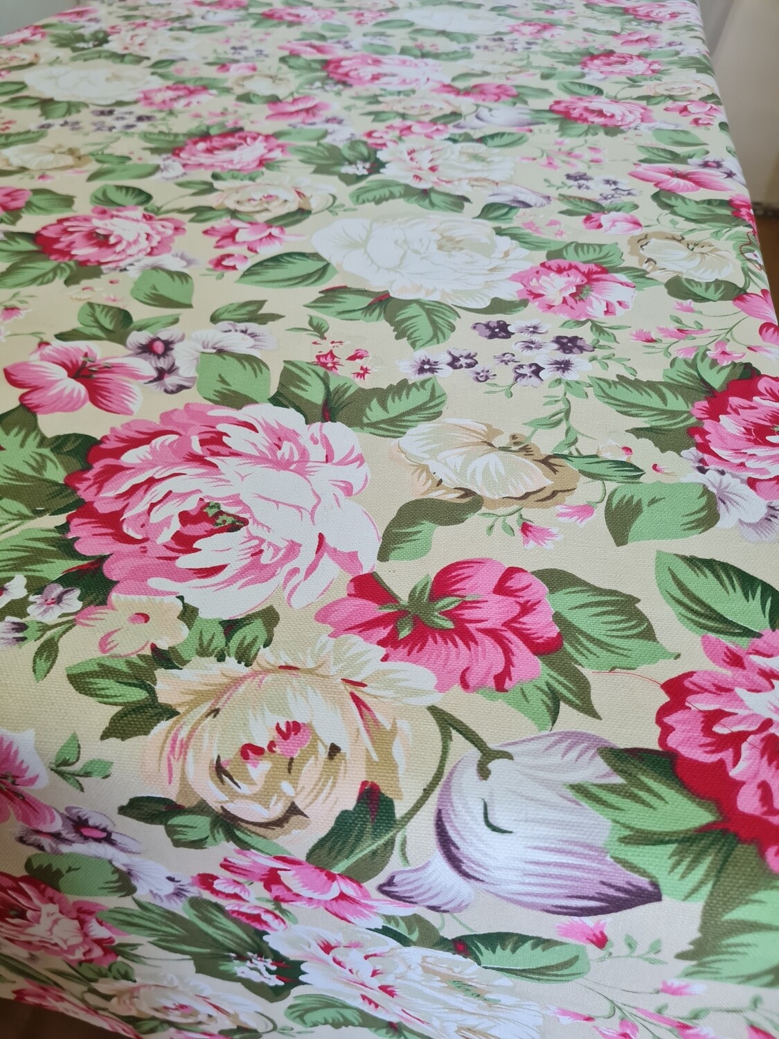 Față de masă bej cu trandafiri