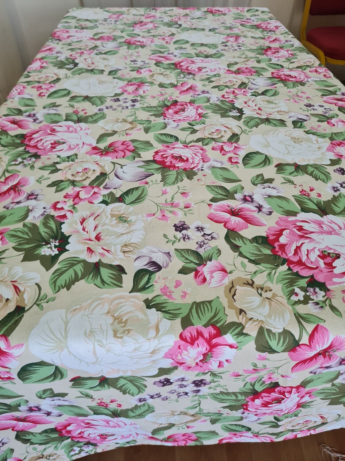 Față de masă bej cu trandafiri