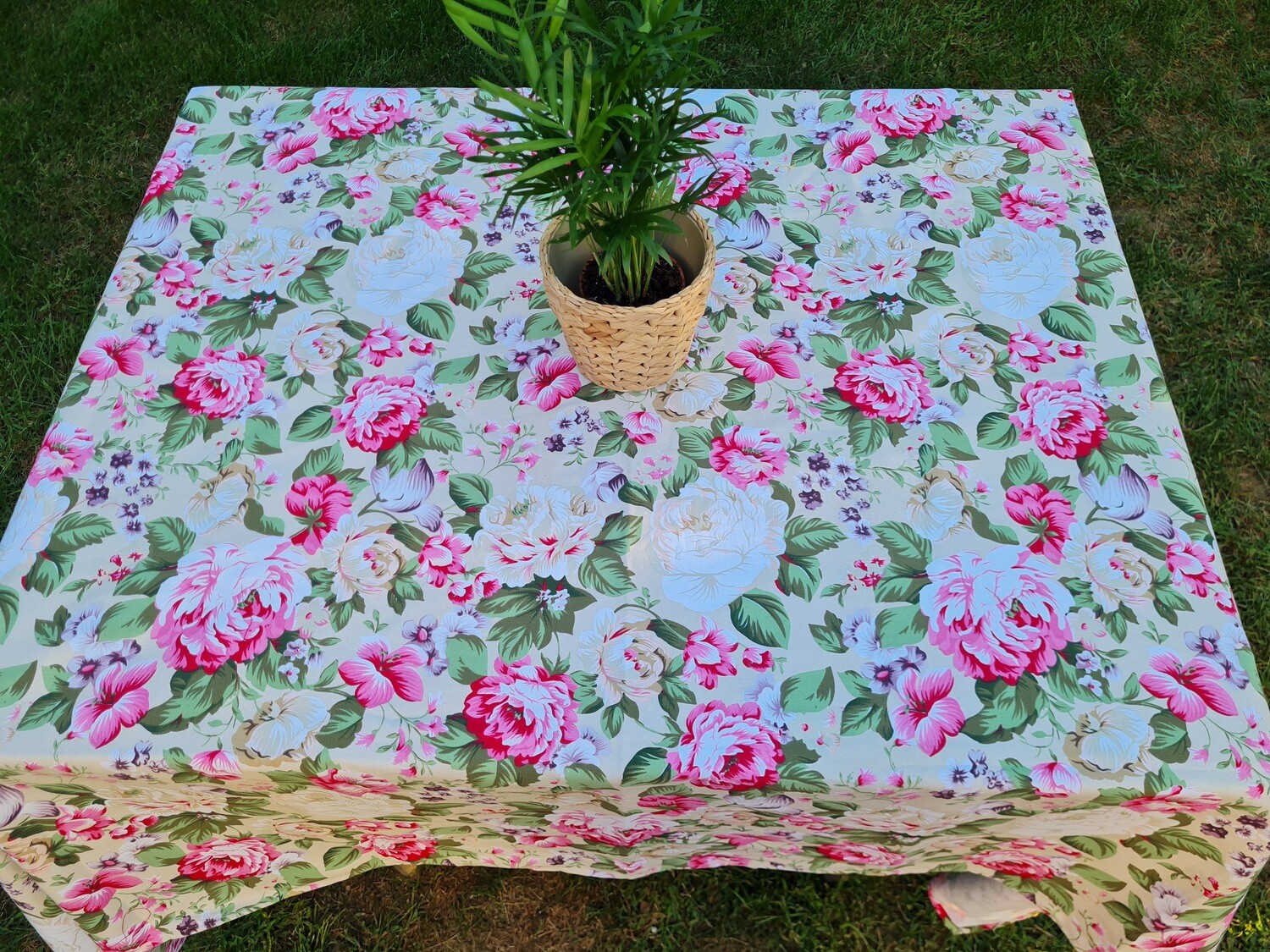 Față de masă bej cu trandafiri