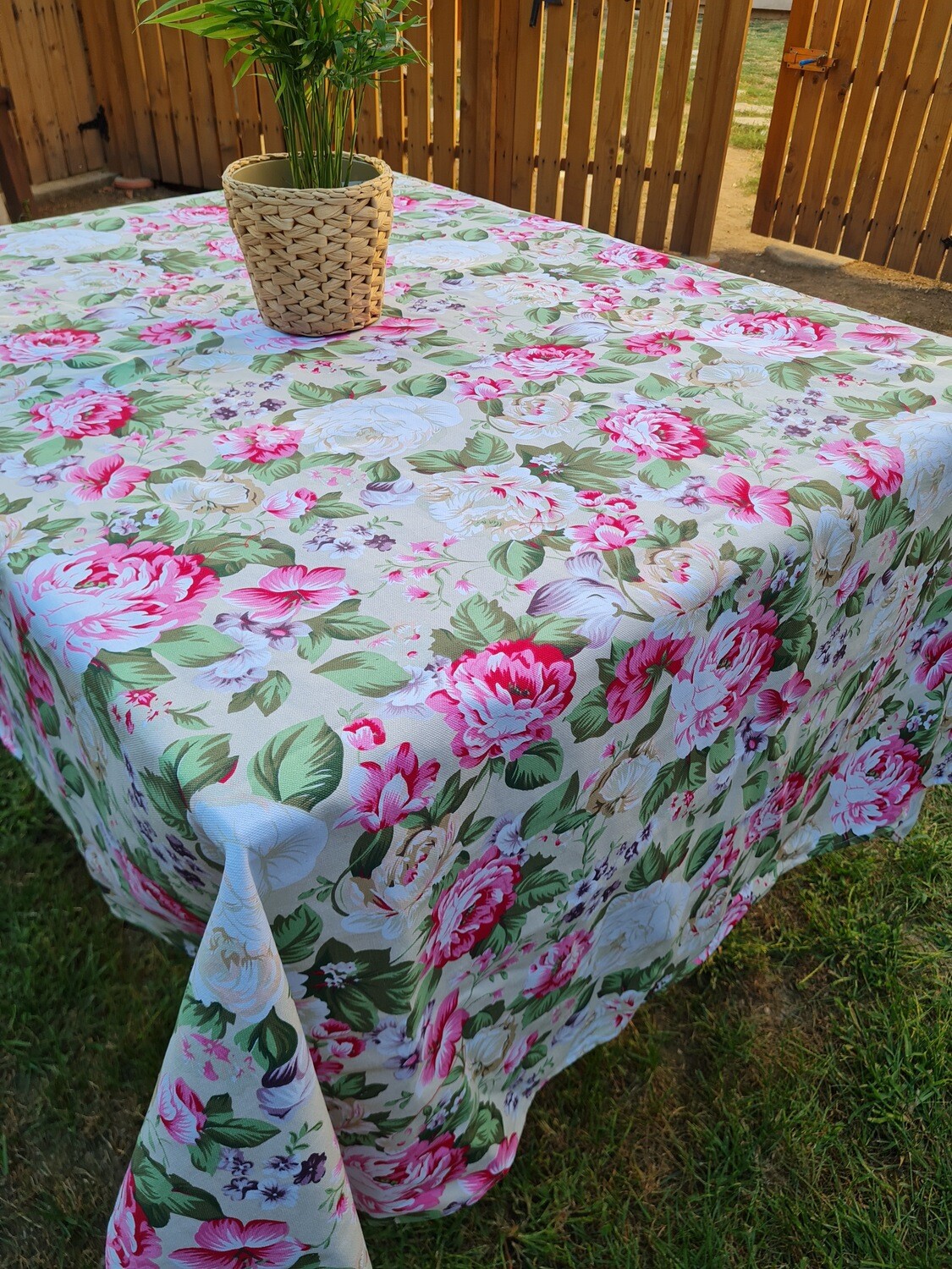 Față de masă bej cu trandafiri