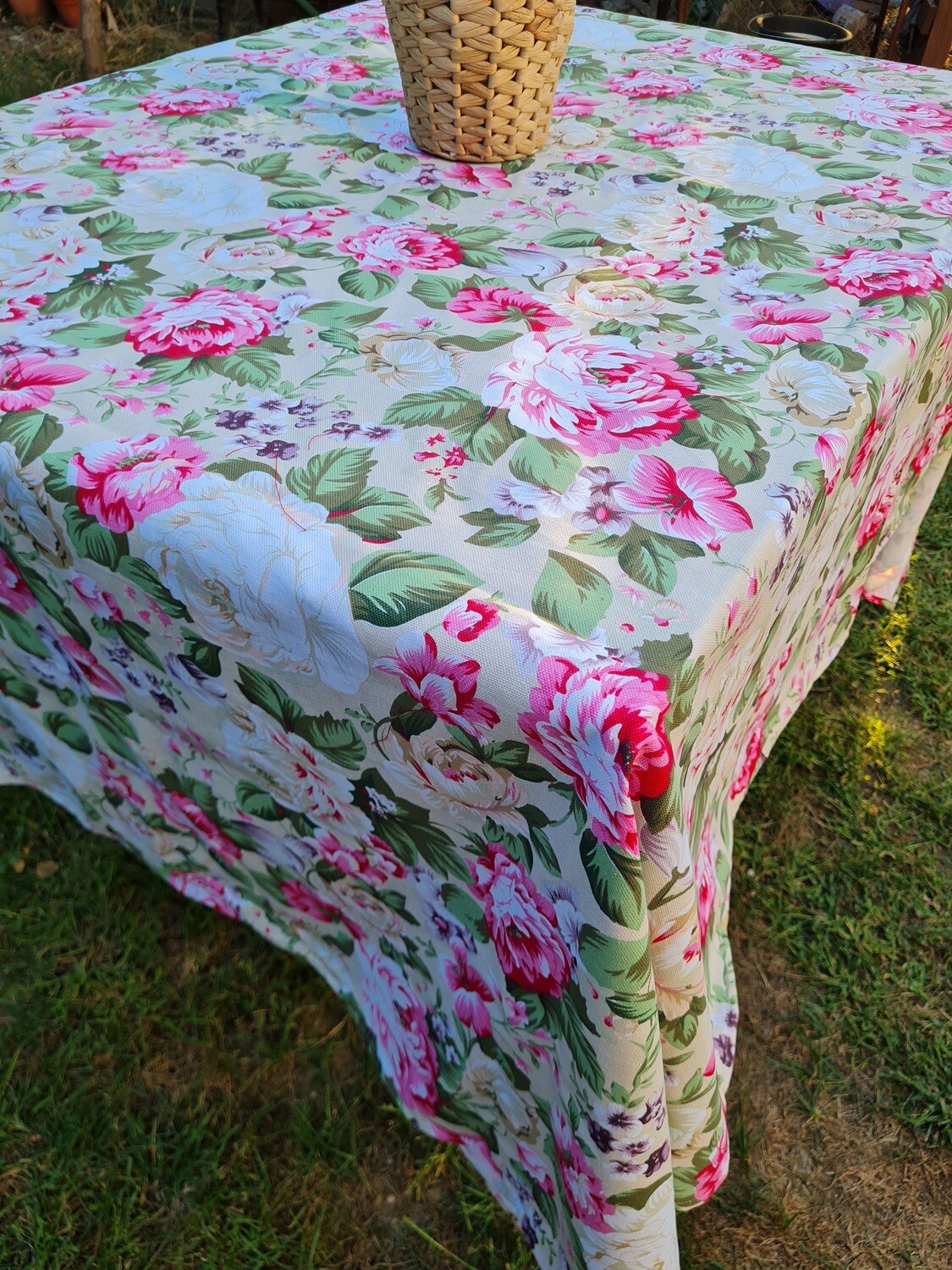 Față de masă bej cu trandafiri