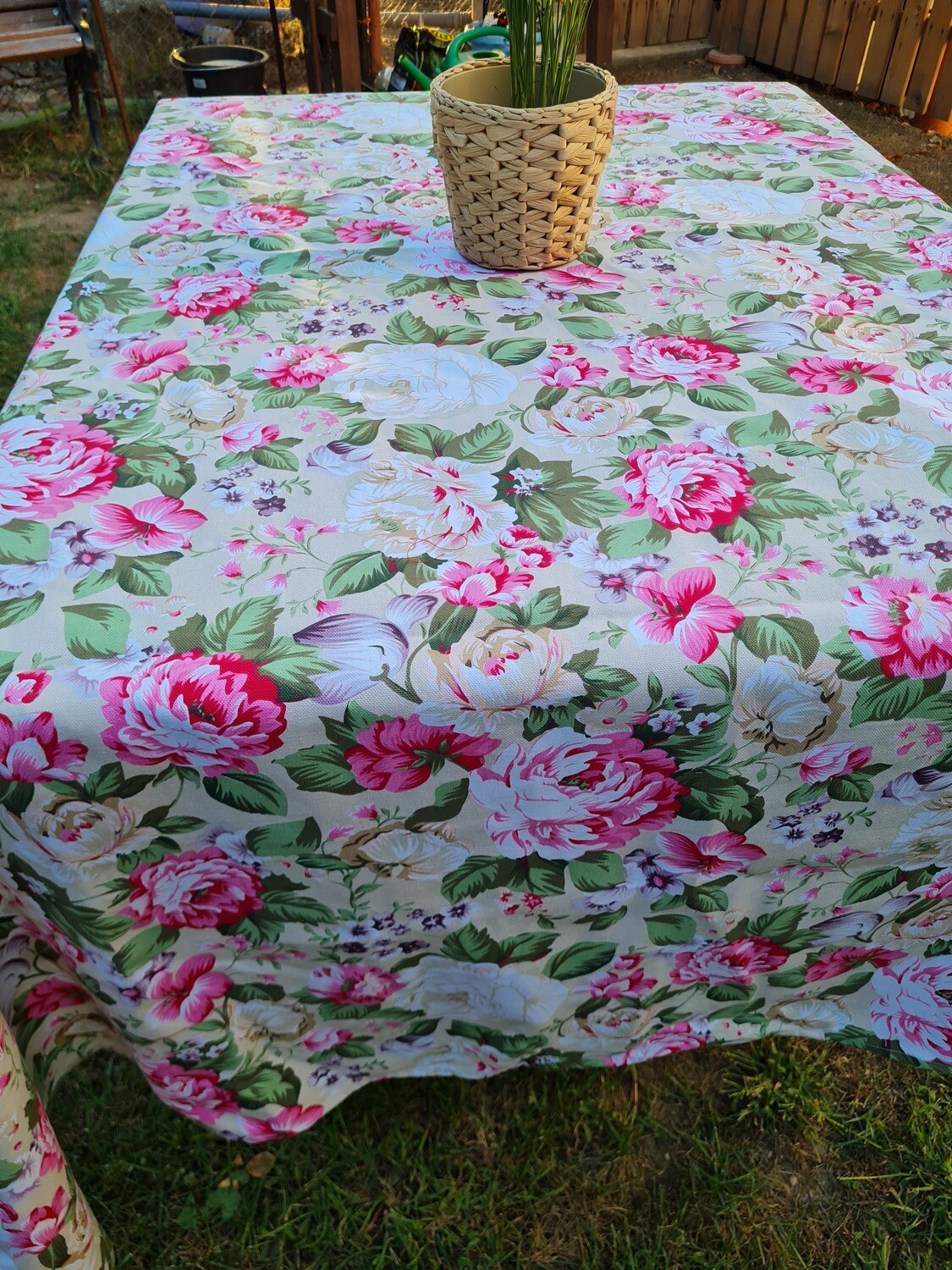 Față de masă bej cu trandafiri