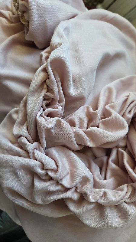 Husa milanesse crem-rozee cu elastice pentru incretire