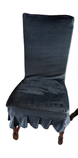 Husa scurtă cu volan confecționată din catifea elastică