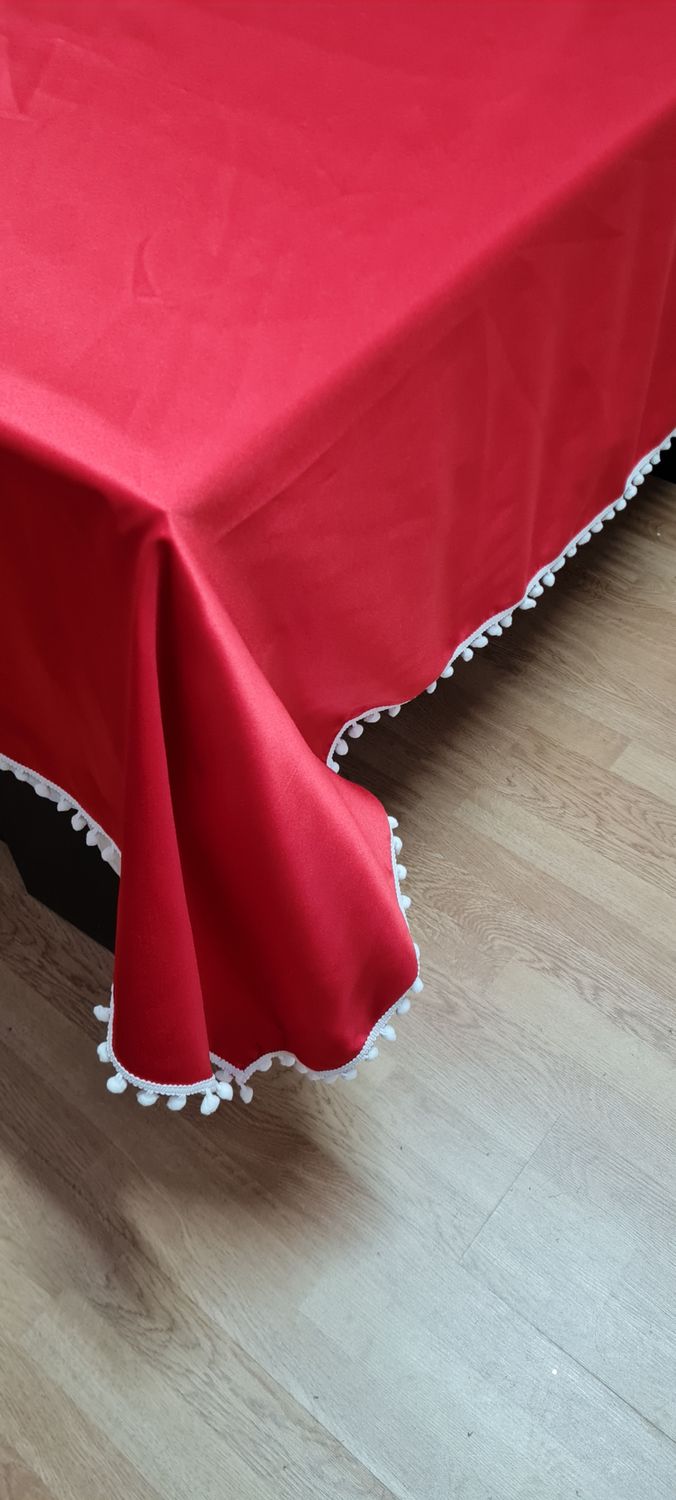 Față masă brocart roșu cu ciucuri