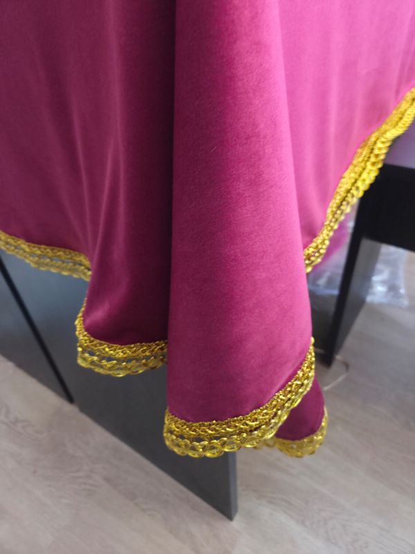 Față de masa catifea cu galon auriu