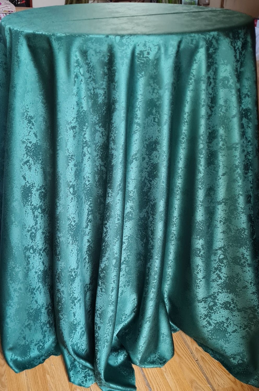 Față de masă brocart verde smarald, model ape