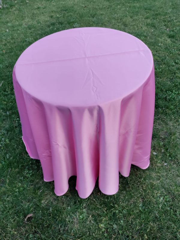 Față de masă roz – eleganță delicată pentru petreceri și decoruri de poveste