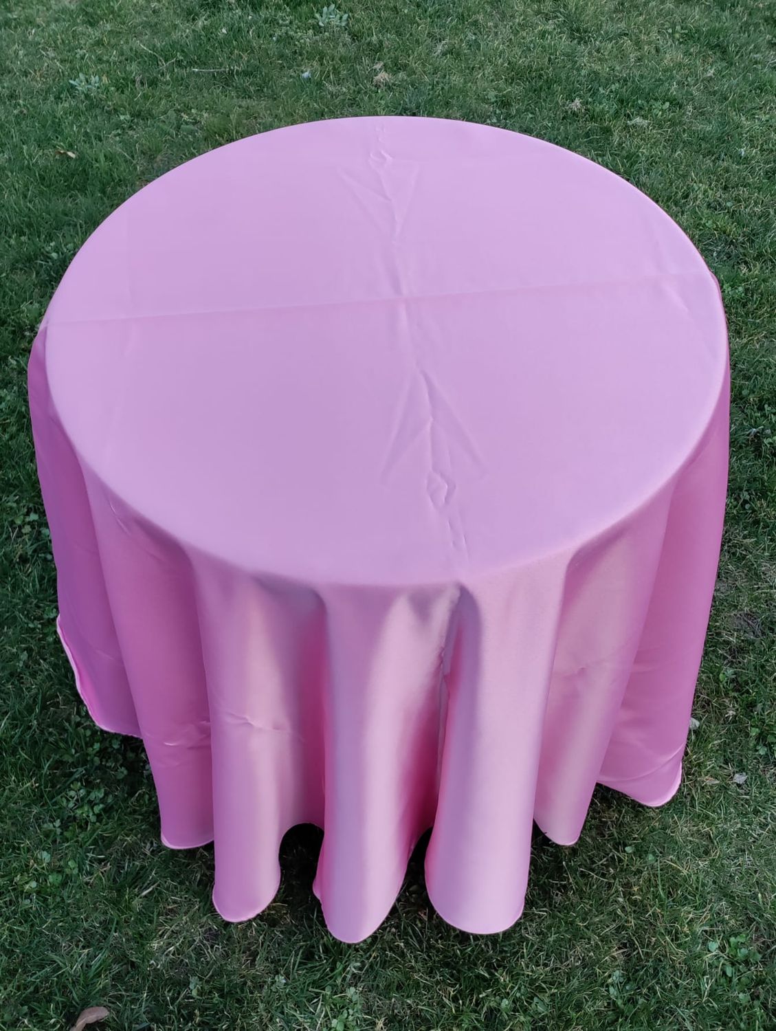 Față de masă roz – eleganță delicată pentru petreceri și decoruri de poveste