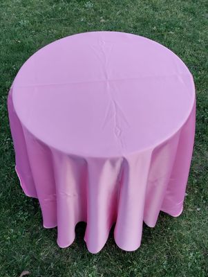 Față de masă roz – eleganță delicată pentru petreceri și decoruri de poveste