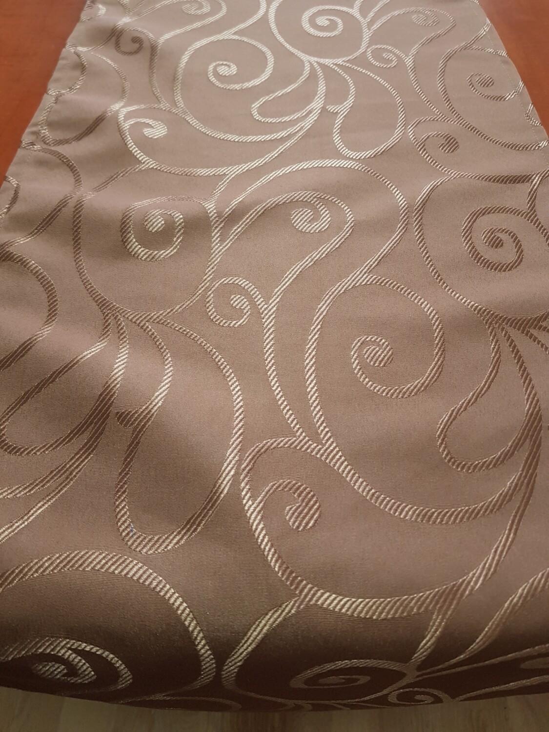 Traversă masă brocart maro deschis, model cerculețe