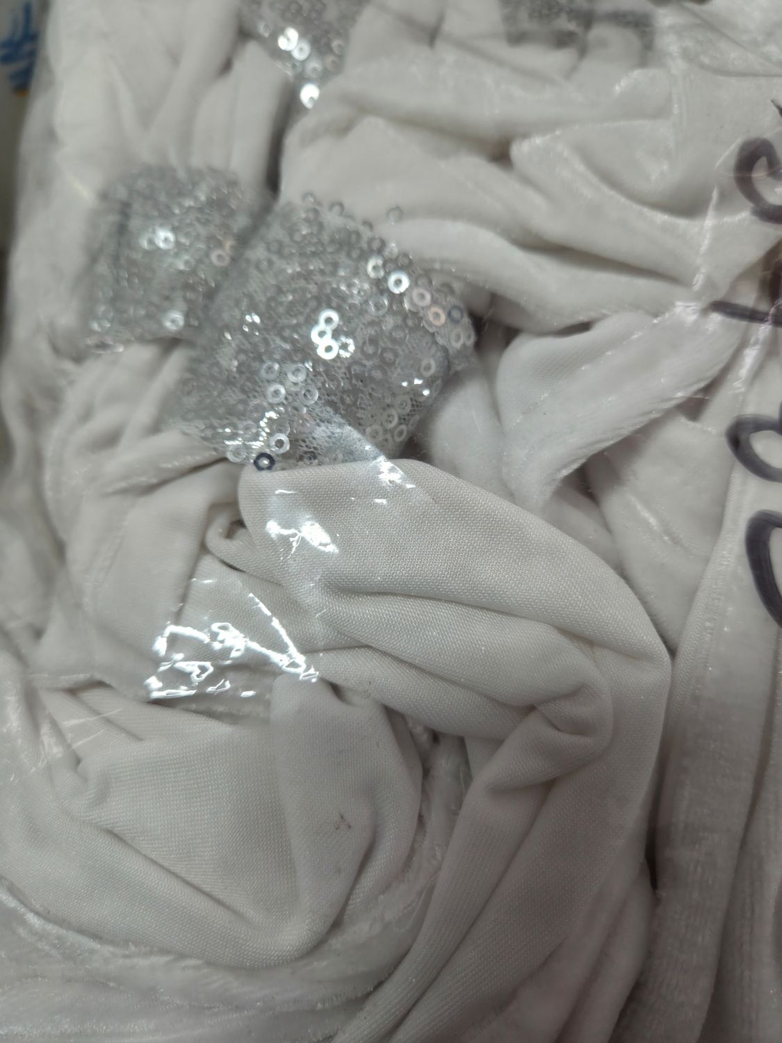 Eșarfe catifea alba cu inel argintiu