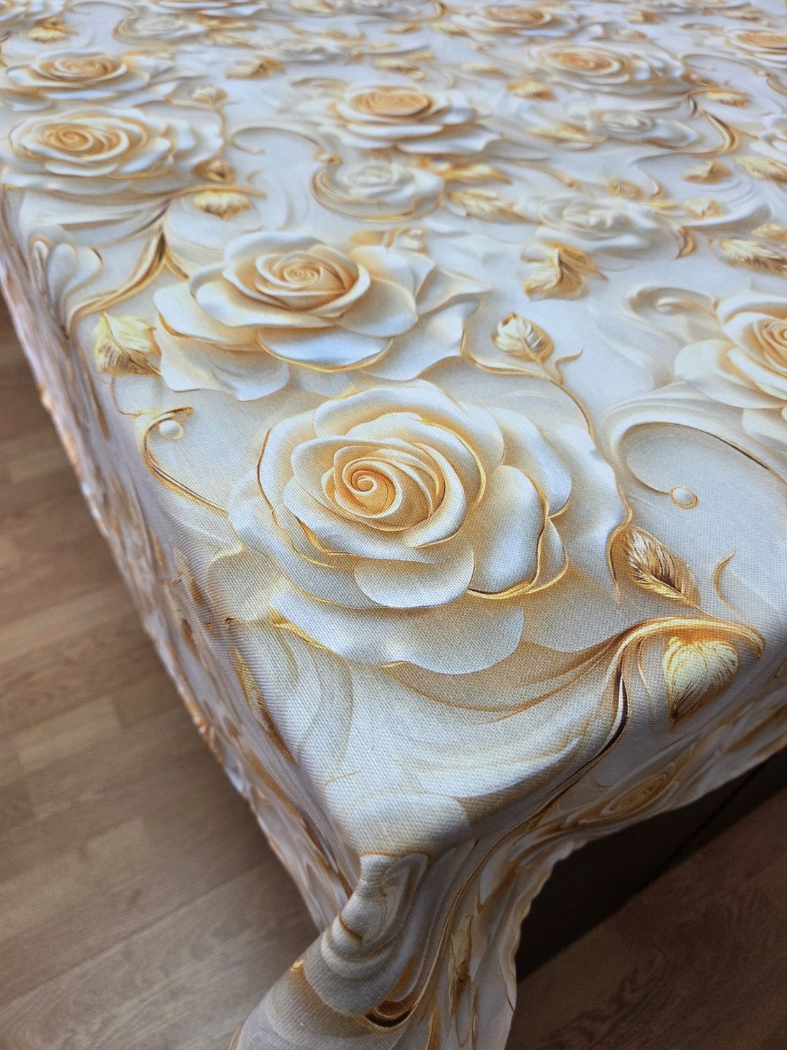 Față de masă țesătură impermeabila,  trandafiri ivory cu frunze aurii