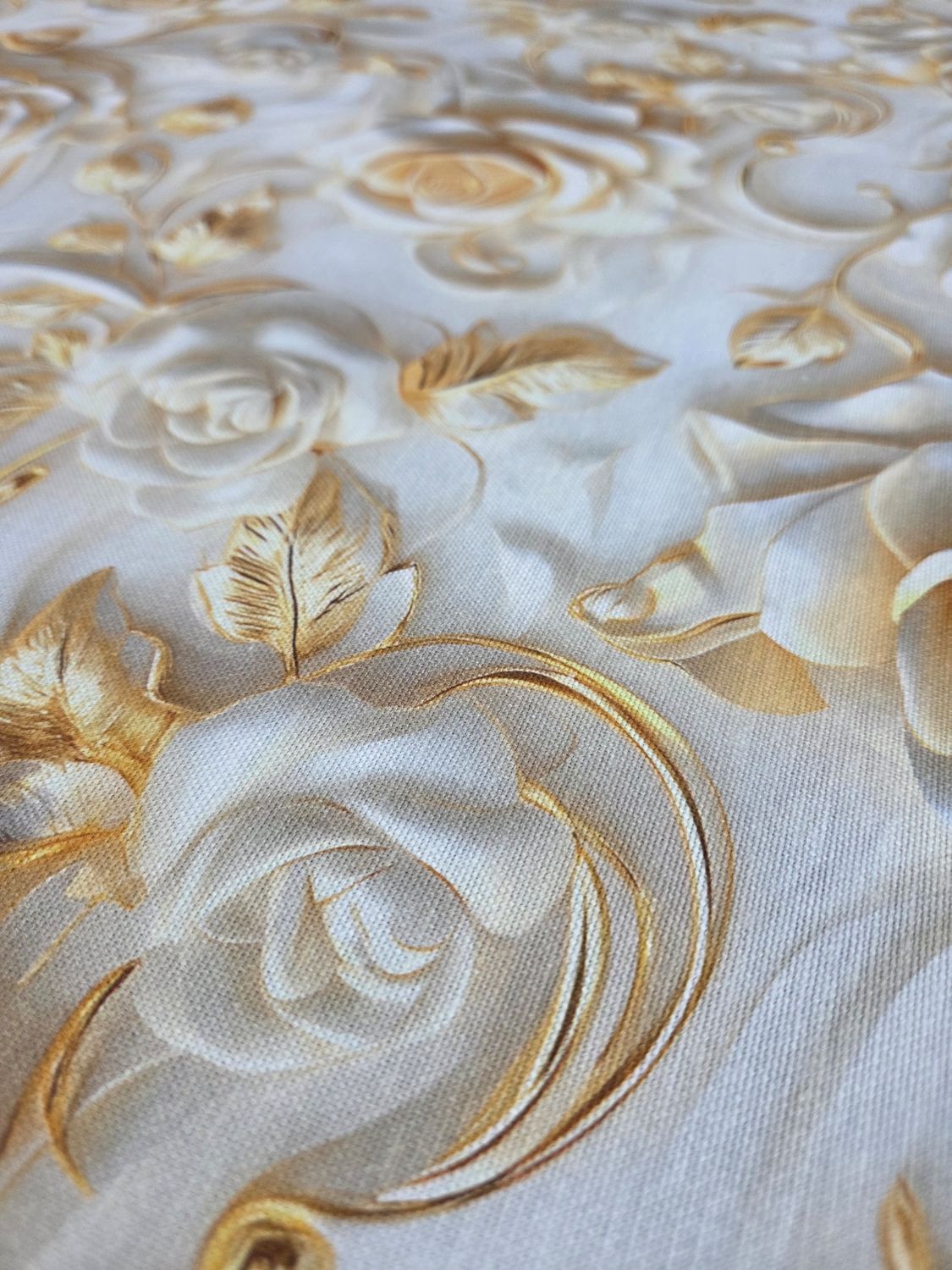 Față de masă țesătură impermeabila,  trandafiri ivory cu frunze aurii