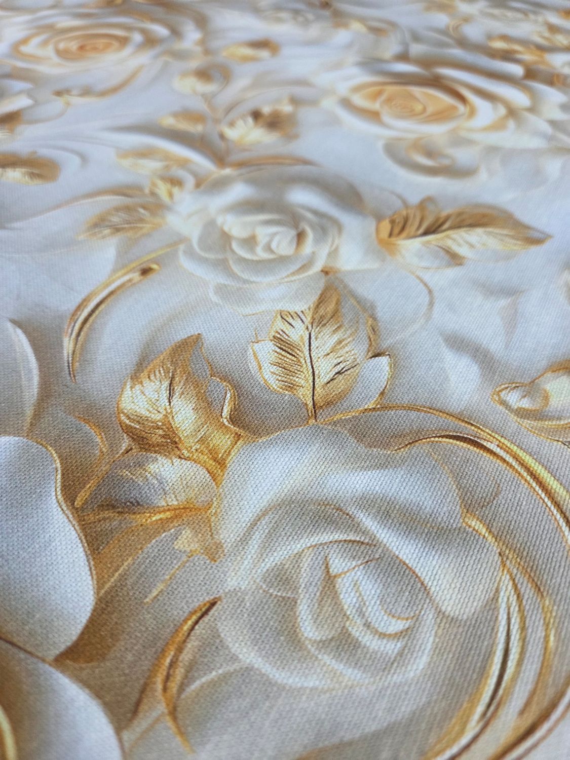 Față de masă țesătură impermeabila,  trandafiri ivory cu frunze aurii