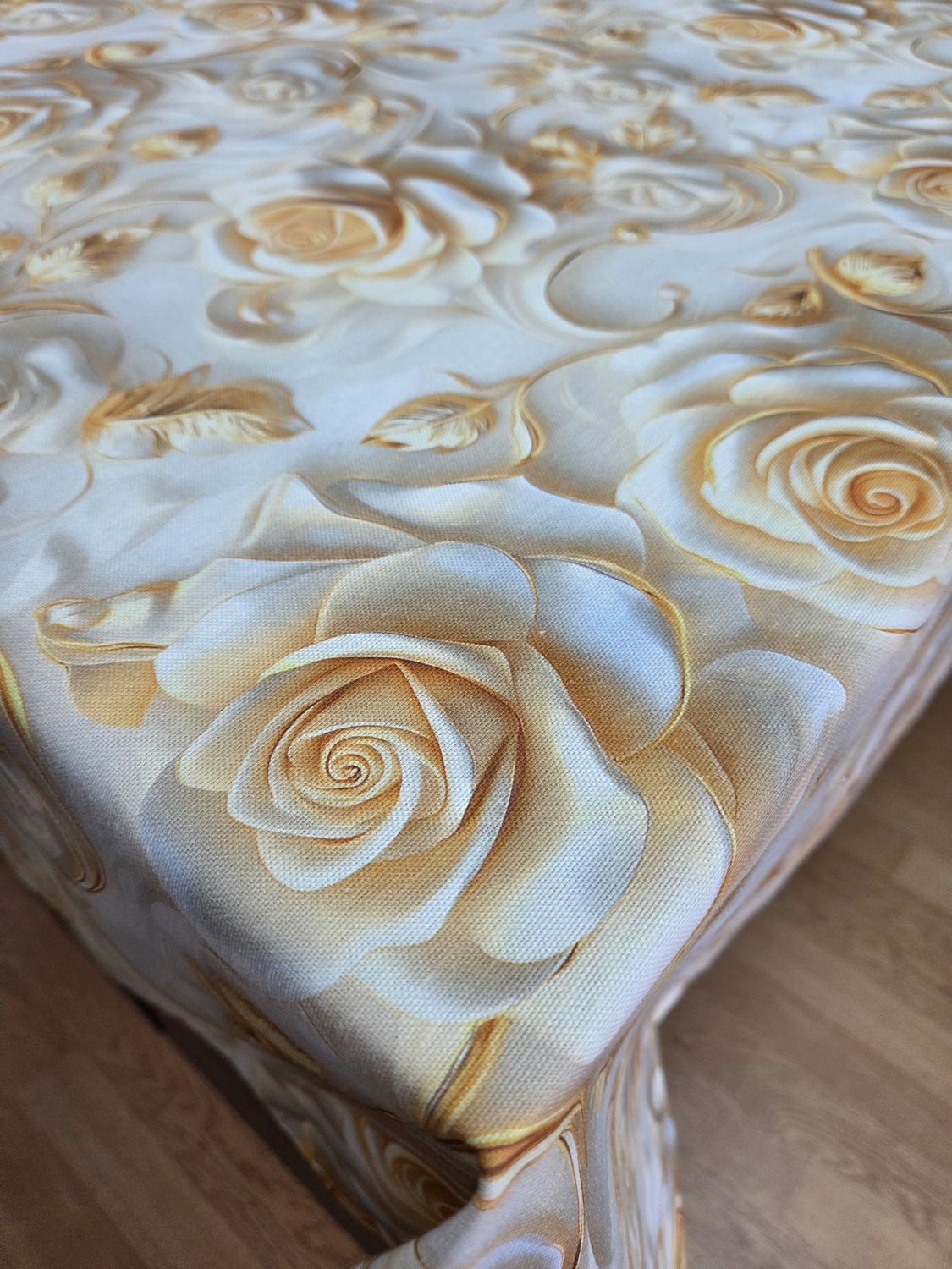 Față de masă țesătură impermeabila,  trandafiri ivory cu frunze aurii
