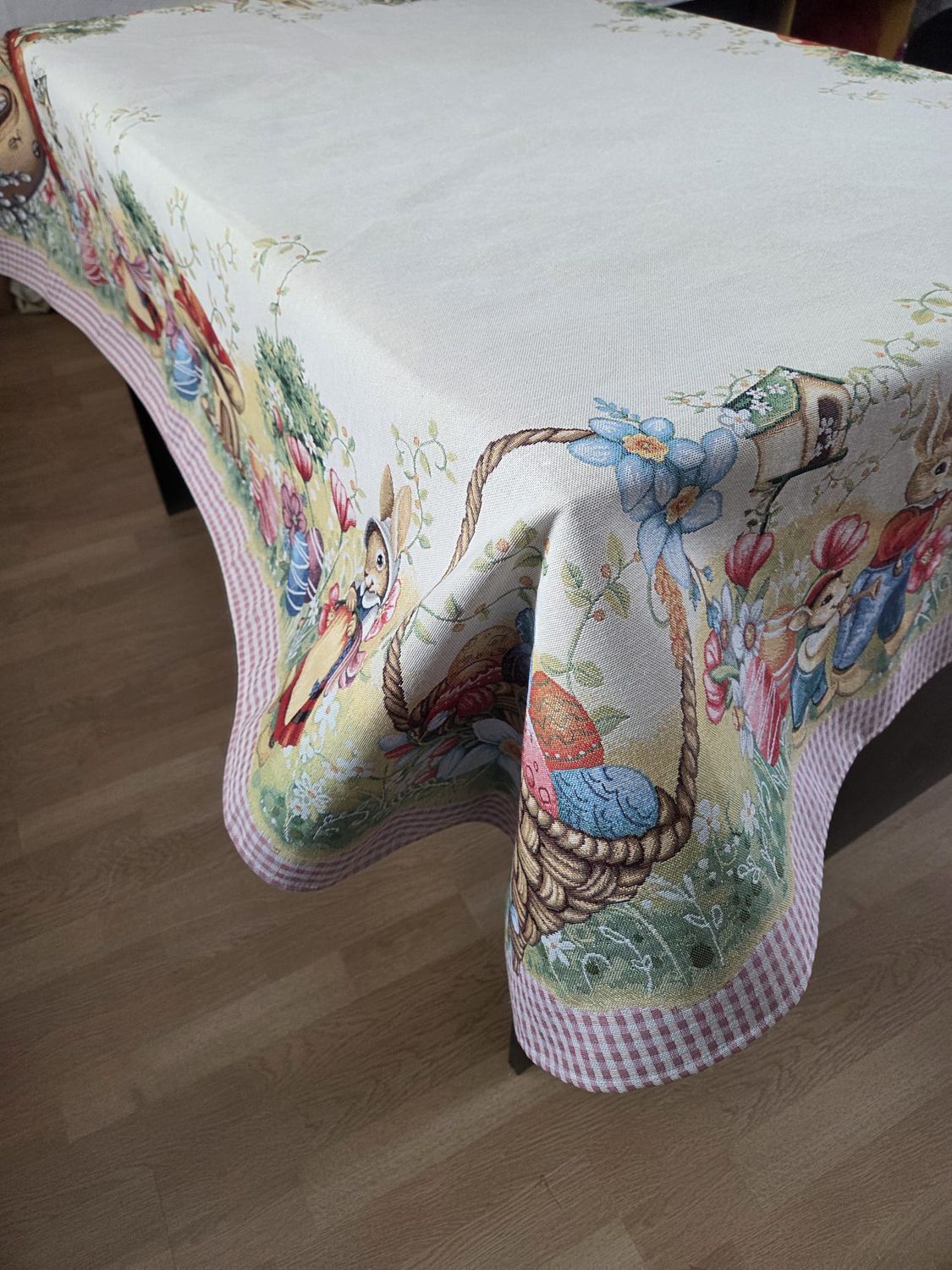 Față de masă goblen 140x180 cm – model Paște cu iepurași, ouă decorative și flori de primăvară