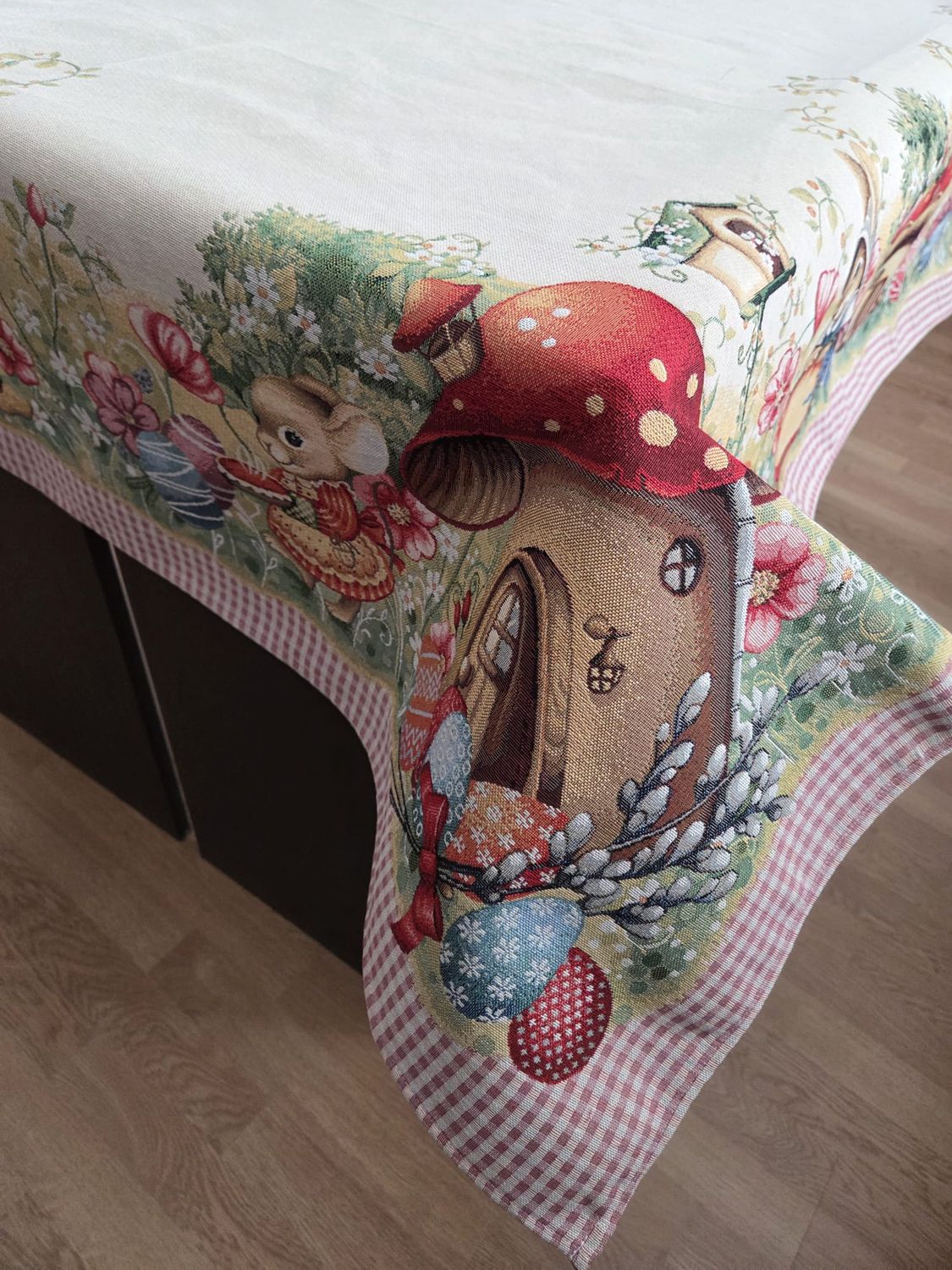 Față de masă goblen 140x180 cm – model Paște cu iepurași, ouă decorative și flori de primăvară