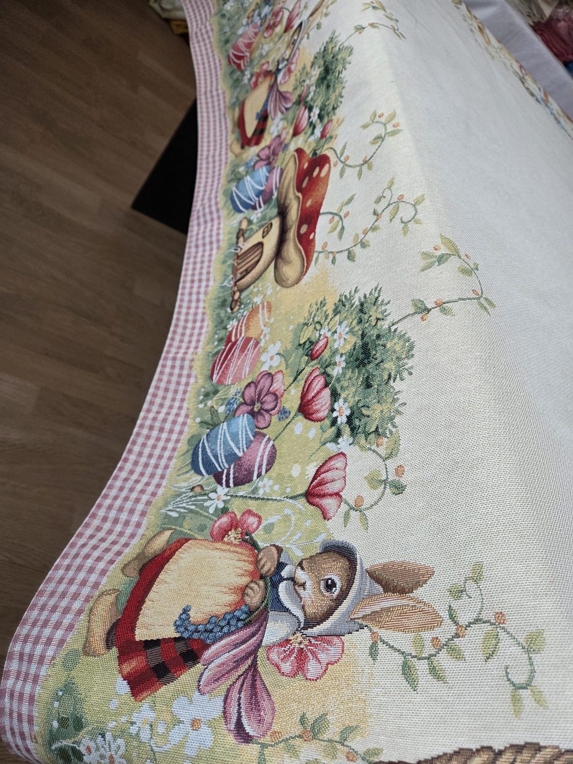 Față de masă goblen 140x180 cm – model Paște cu iepurași, ouă decorative și flori de primăvară