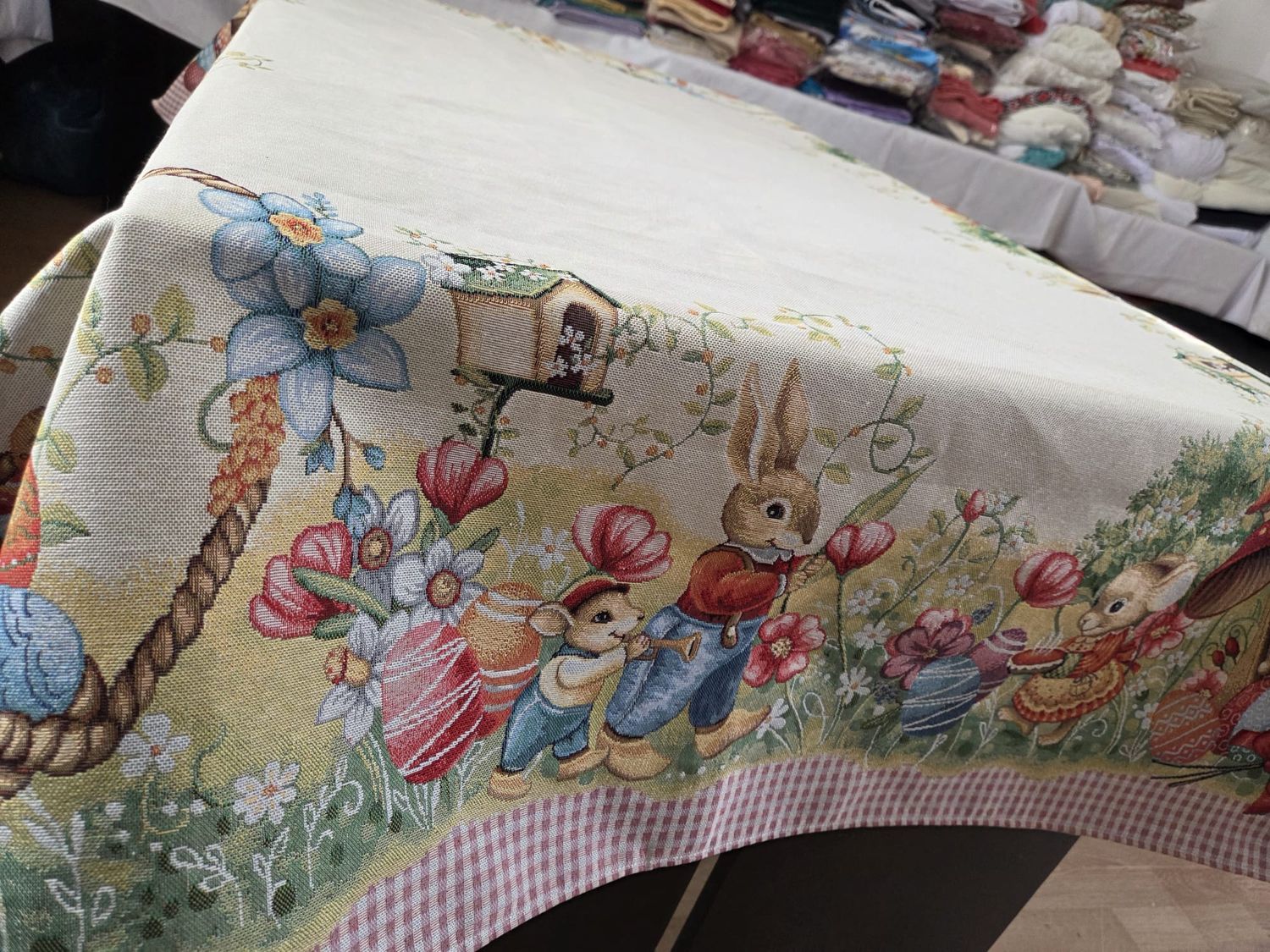 Față de masă goblen 140x180 cm – model Paște cu iepurași, ouă decorative și flori de primăvară