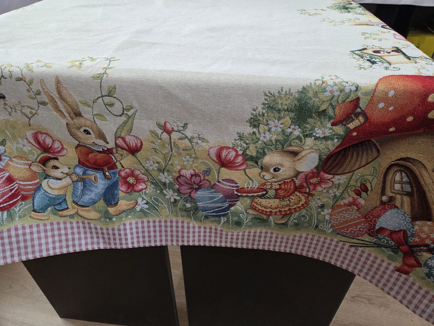 Față de masă goblen 140x180 cm – model Paște cu iepurași, ouă decorative și flori de primăvară