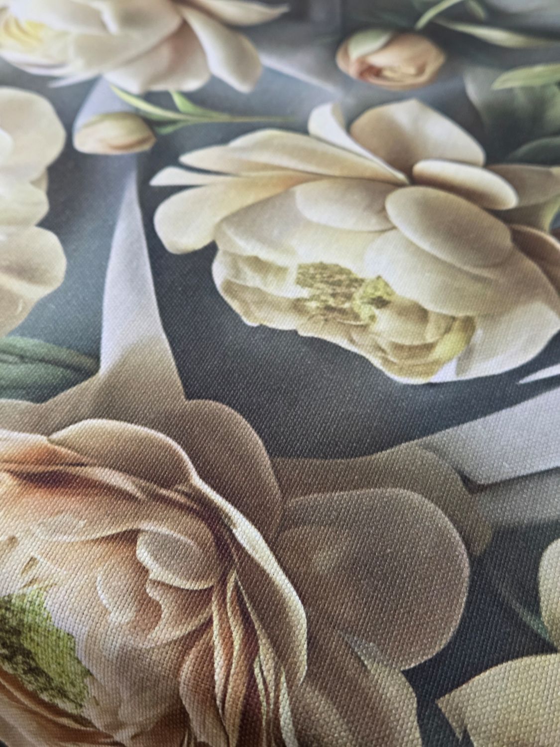 Fețe de masă țesătură impermeabilă - model floral elegant cu flori crem pe fundal gri