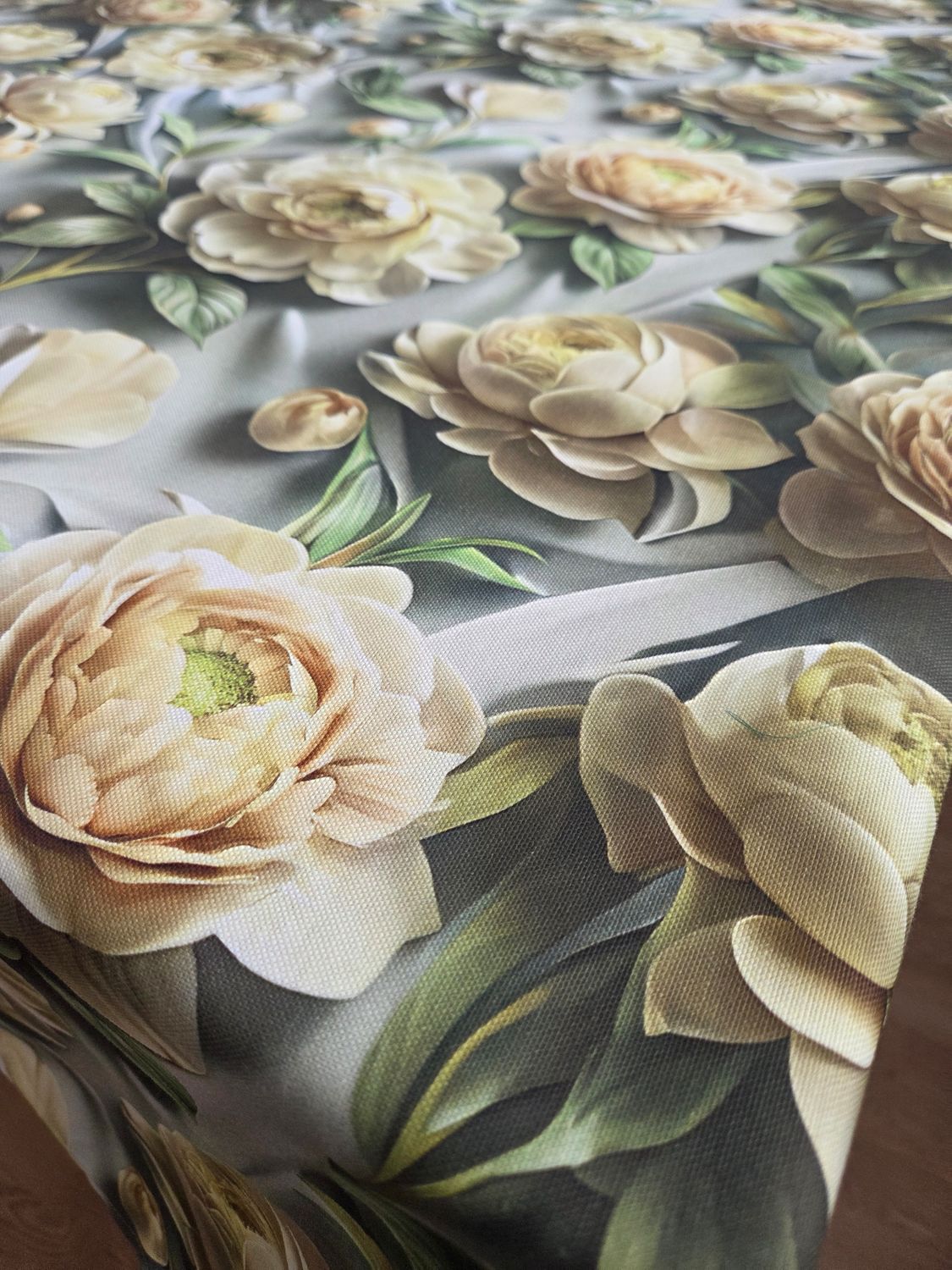 Fețe de masă țesătură impermeabilă - model floral elegant cu flori crem pe fundal gri