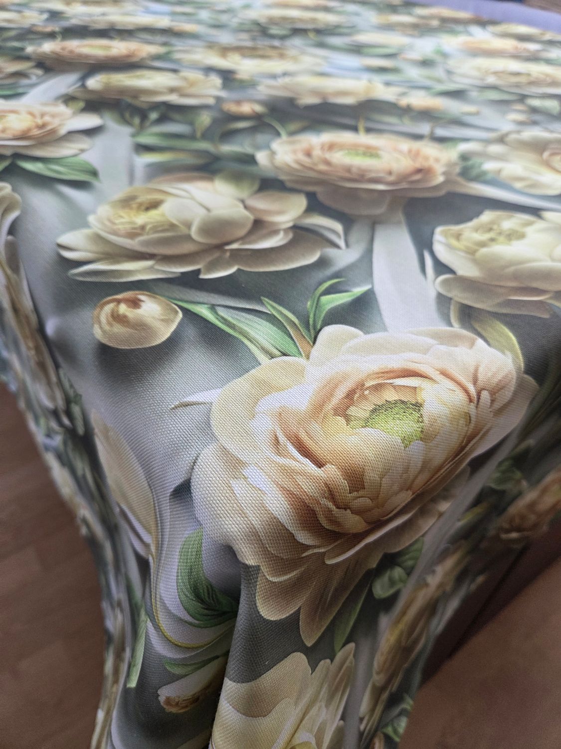 Fețe de masă țesătură impermeabilă - model floral elegant cu flori crem pe fundal gri