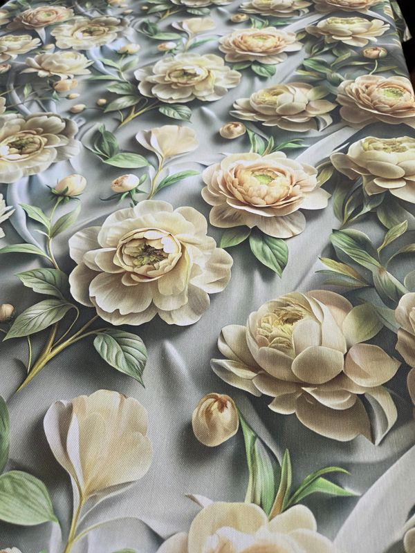 Fețe de masă țesătură impermeabilă - model floral elegant cu flori crem pe fundal gri - verde