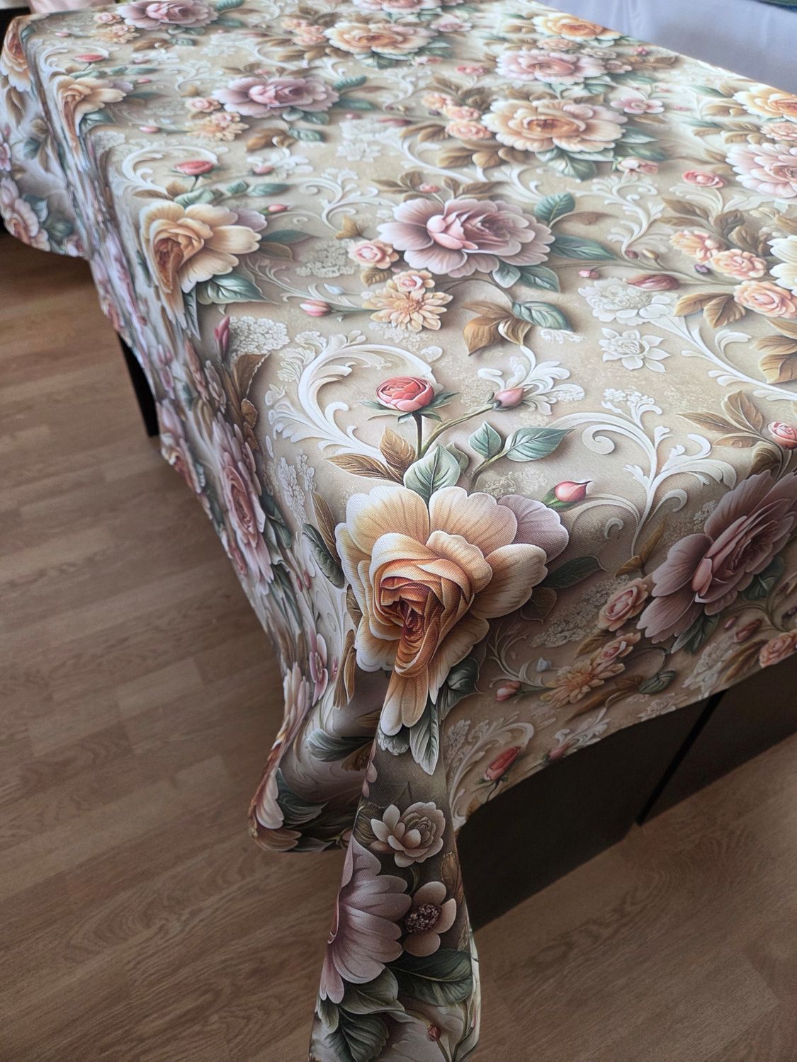 Fețe de masă țesătură impermeabilă - model floral vintage 3D cu trandafiri în nuanțe calde
