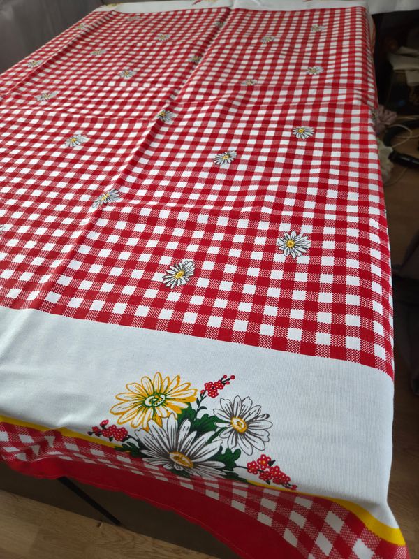 Fata masa cu margarete si carouri alb& roșu