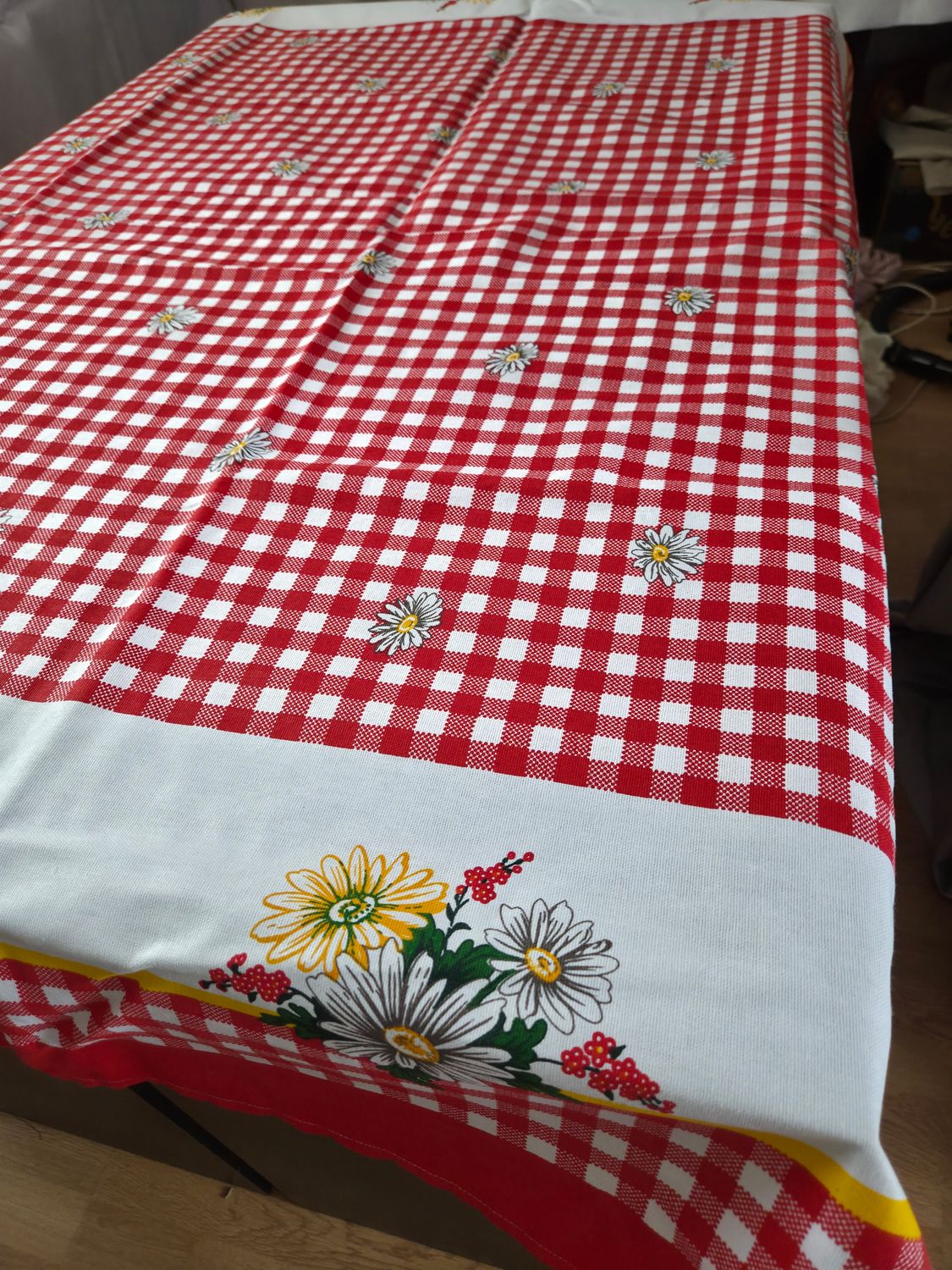 Fata masa cu margarete si carouri alb&amp; roșu