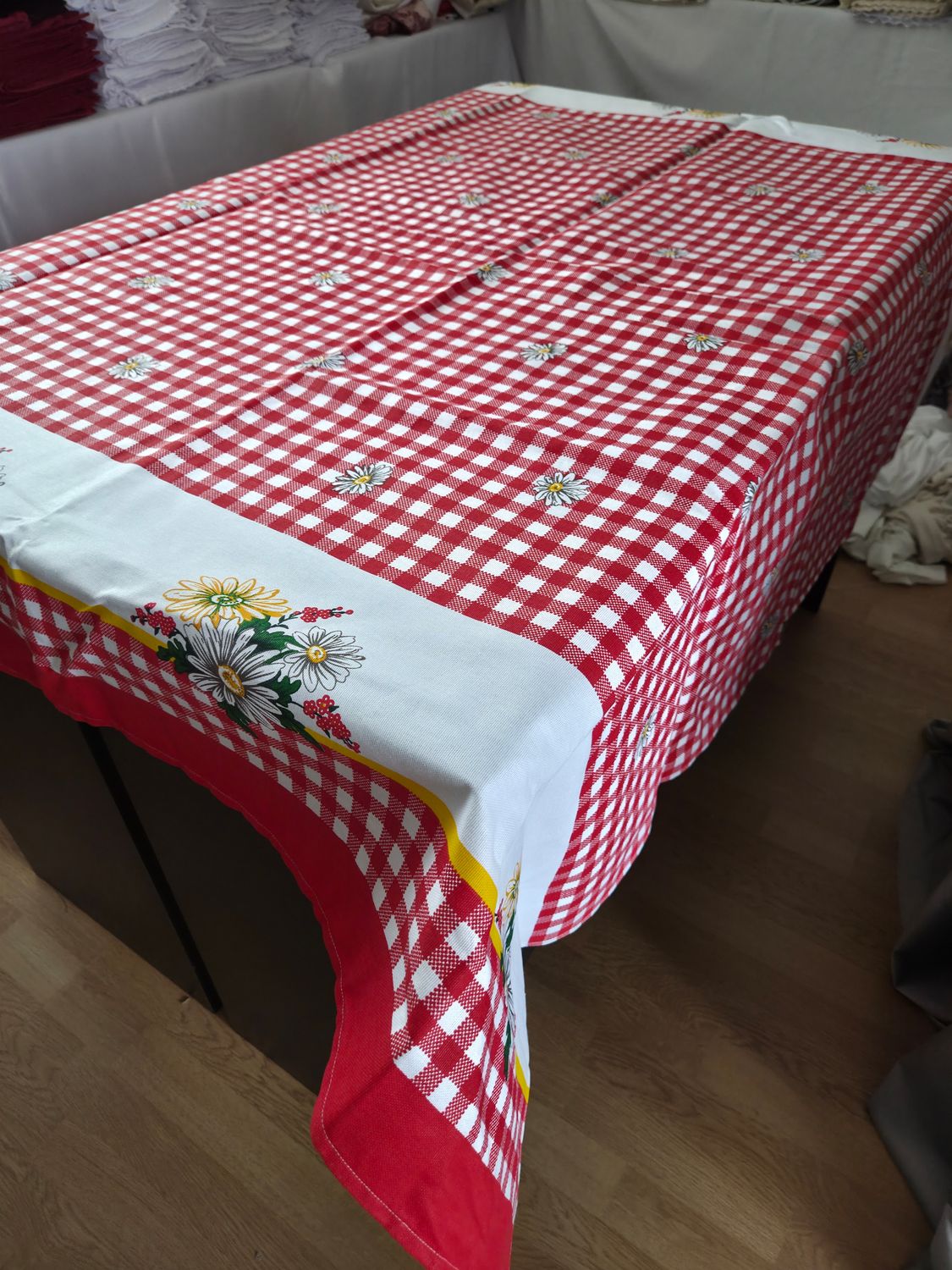 Fata masa cu margarete si carouri alb&amp; roșu