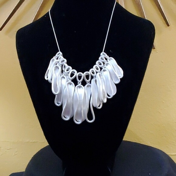Ann Taylor Pearlized Disc Choker Necklace #599