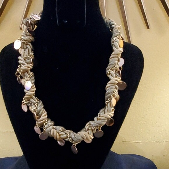 NWOT Gold Ribbon Dangle Disc Necklace #536