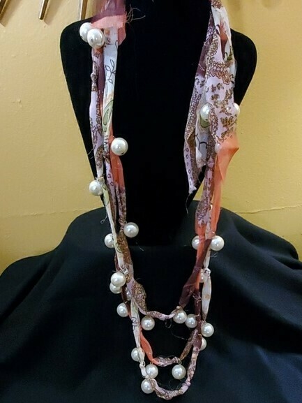 Fabric Pearl Necklace NWOT #41