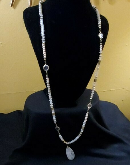 LOFT Peach/Cream Bead Pendant Necklace #126