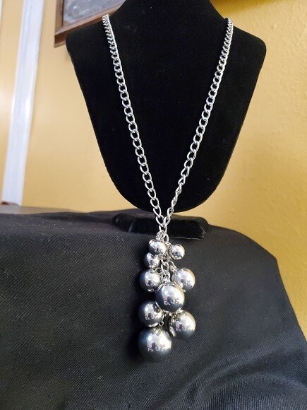 Ann Taylor Silvertone Cluster Ball Pendant Necklace #799