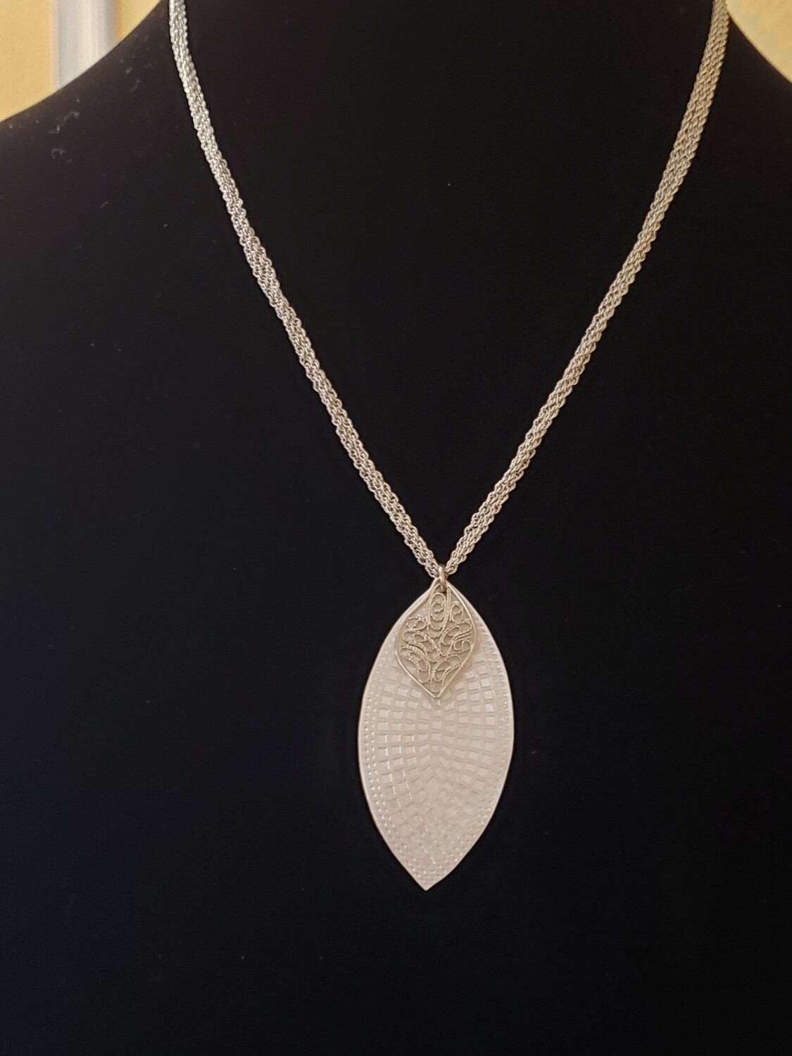 Silvertone Disc Leaf Necklace #1068