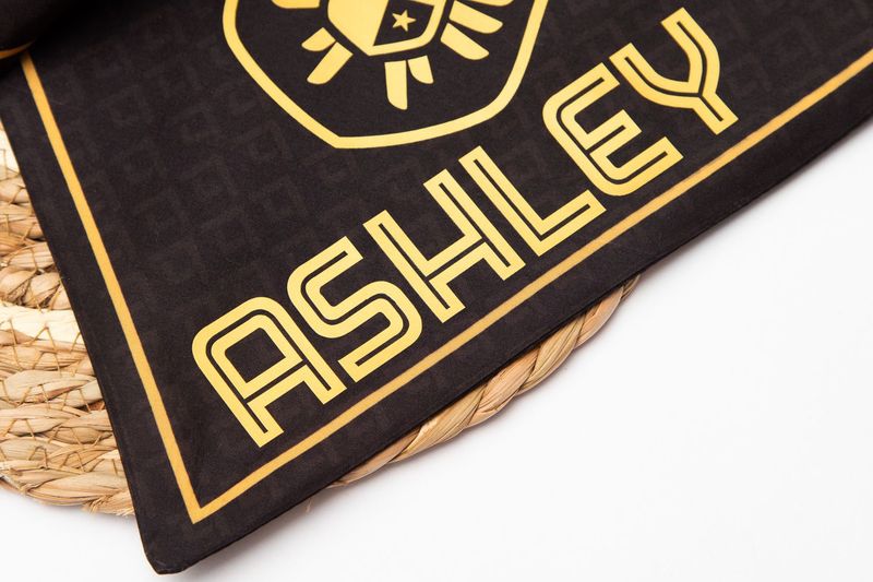 Letras doradas en bandana