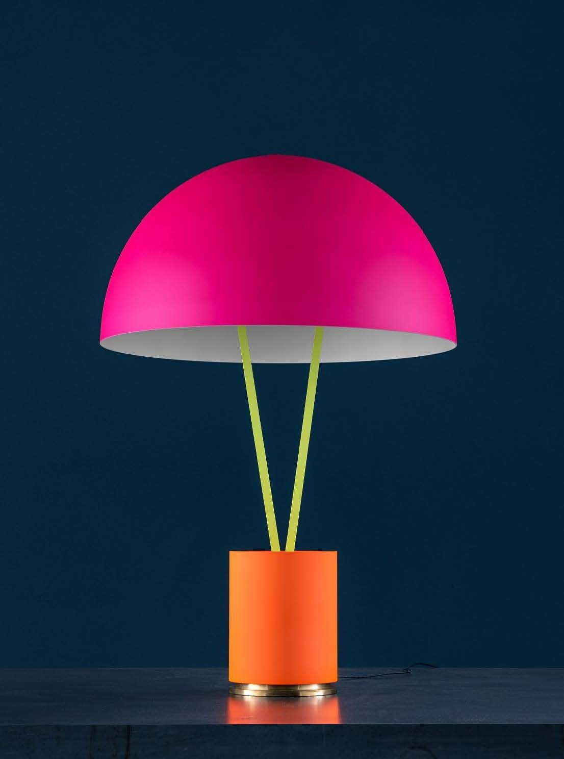 Catellani &amp; Smith Ale BIG Tischleuchte, Farbe: Fuss orange/Messing /Rohre gelb /Schirm magenta/innen weiss /Fliege schwarz /Kabel schwarz