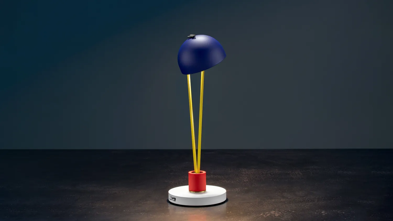 Catellani &amp; Smith Ale Batterie-/Tischleuchte, Farbe: Fuss weiss mit rotem Zylinder / Rohre gelb / Schirm blau / Fliege schwarz