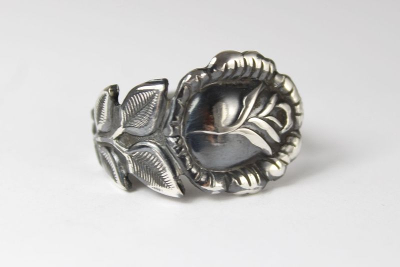 Rosen-Besteckschmuck-Ring, ungefähr Größe 62 (19,7), gefertigt aus Besteck.